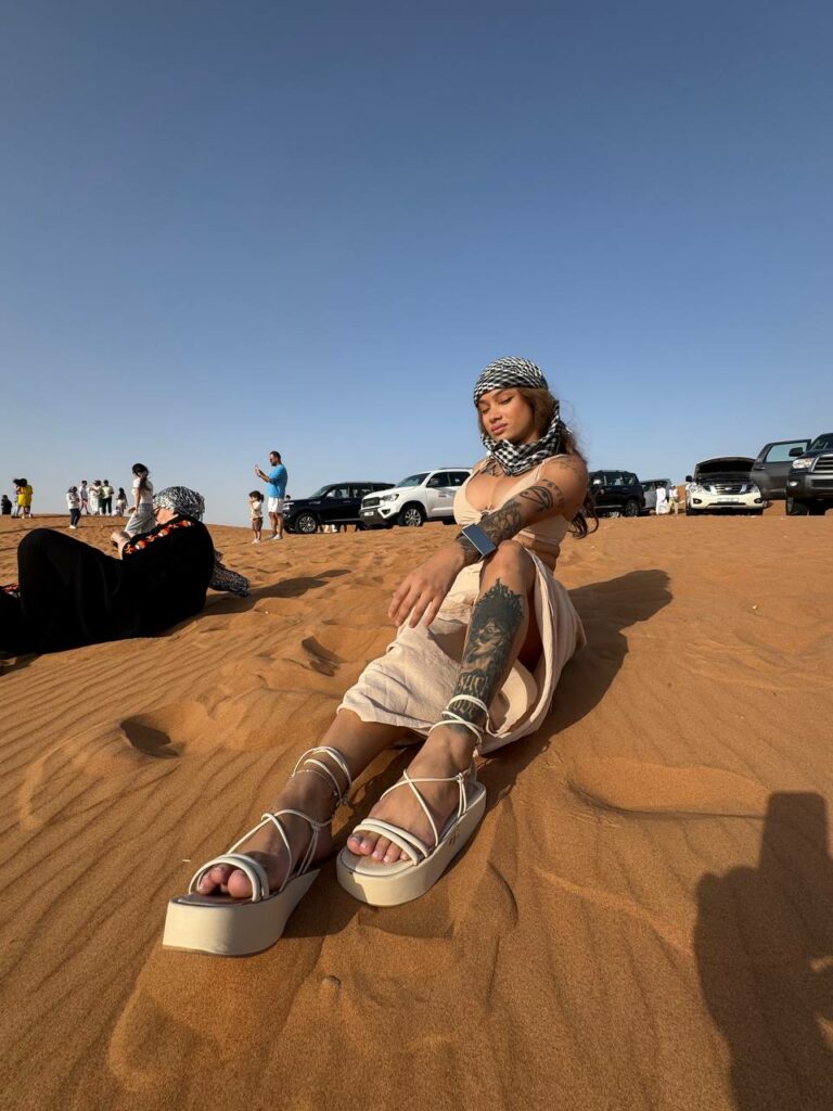 Safári matinal no deserto de Dubai, com a luz suave da manhã nas dunas