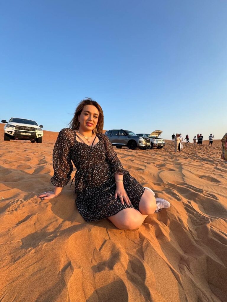 Safári no deserto de Dubai ao pôr do sol, com veículos 4x4 nas dunas
